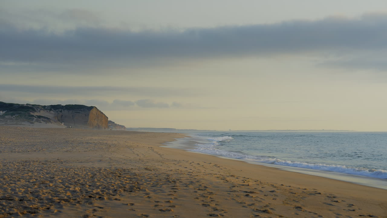 toma panorámica estática de 4k de la costa del océano en portugal