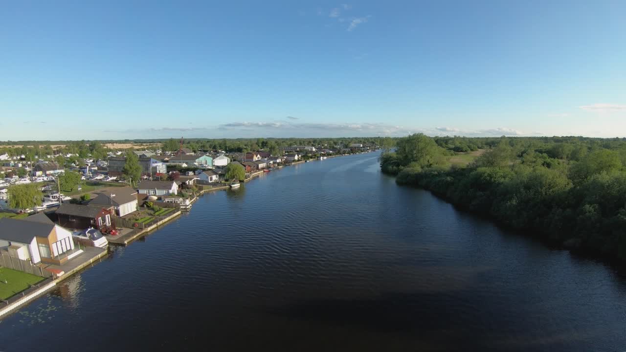 노퍽주 야레 강을 따라 항해하는 보트의 공중 드론 영상
