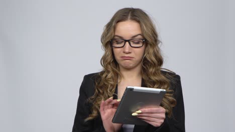 mujer que usa tabletas