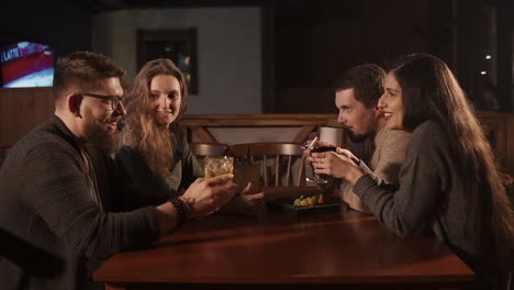 amigos disfrutando de bebidas en un bar