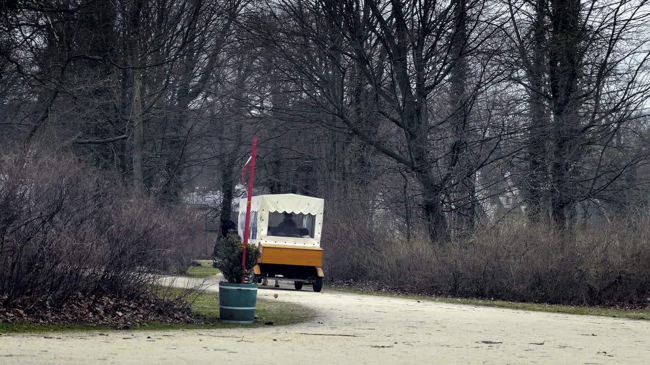 두 마리의 말로 마차를 운전하는 것