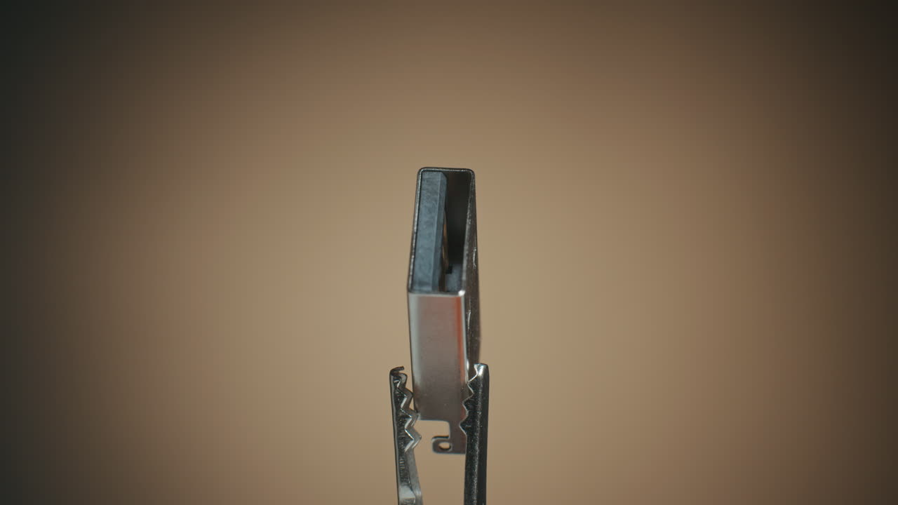 un primer plano de un puerto usb-a y una fotografía macro de los componentes electrónicos en la mesa giratoria