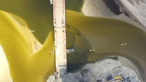 rafting en el río, kayak vista desde una altura, equipo de exploradores flotando en un río