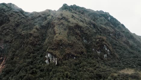 Üppiger-Grüner-Wald-An-Den-Hängen-Des-Berges-Innerhalb-Des-ökologischen-Reservats-Cayambe-Coca-In-Ecuador