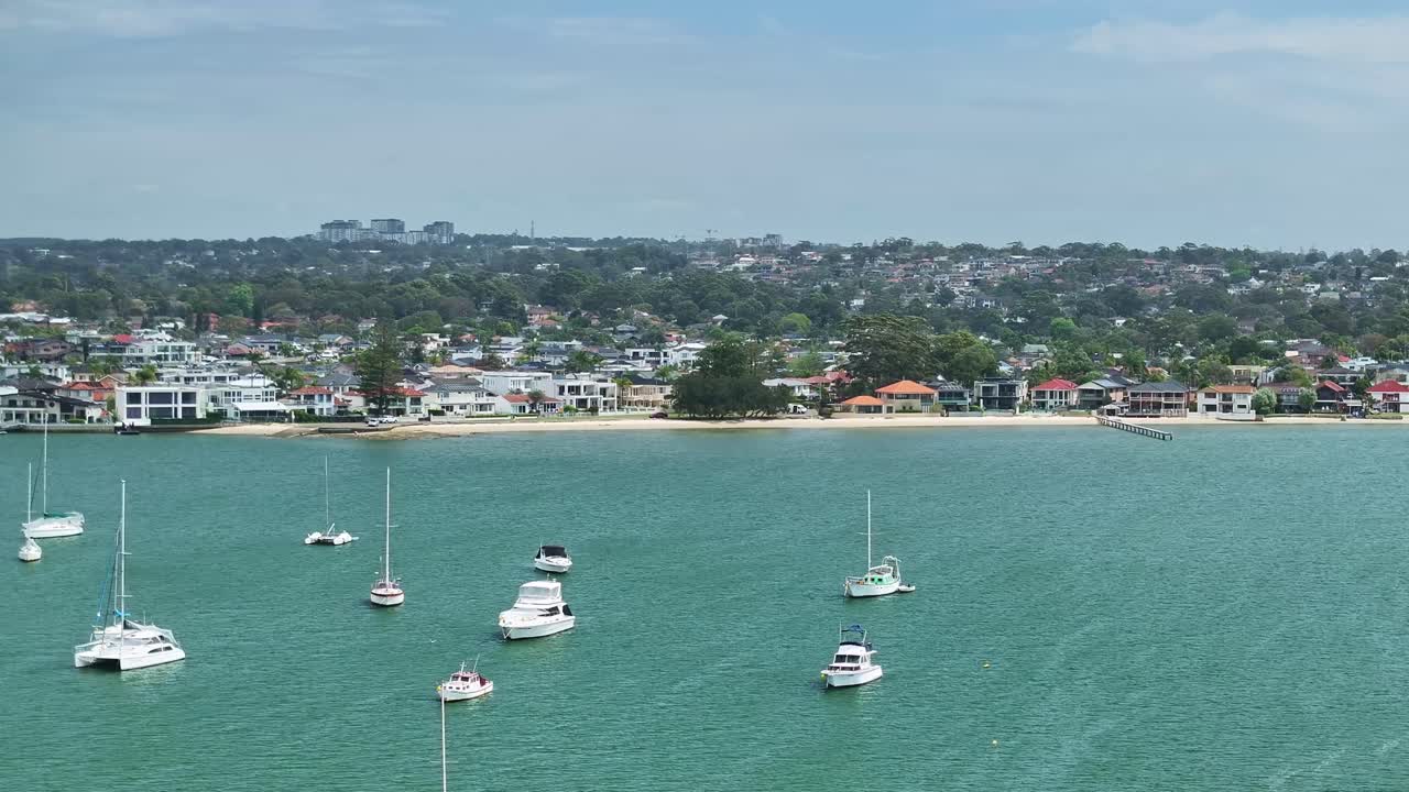 Vista aerea di case sul lungomare e barche