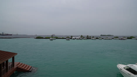 barcos y transbordadores en el puerto fuera del aeropuerto de velana en hulhule