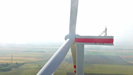 primer plano de una enorme hélice de viento en una granja agrícola en weinviertel, austria - disparo de avión no tripulado