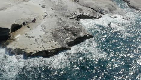 Luftaufnahme-Des-Vulkanischen-Mondstrandes-Von-Sarakiniko-Mit-Wellen,-Die-In-Felsen-In-Milos,-Griechenland,-Einschlagen