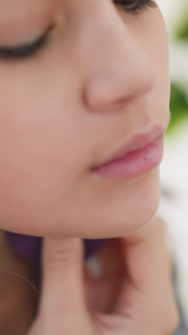 primer plano de una mujer esculpiendo la mandíbula con una esponja, escena de rutina de contorno con trazos ascendentes que definen el mentón y el cuello, expresión relajada, uñas pulidas, luz natural cálida, ritual de belleza