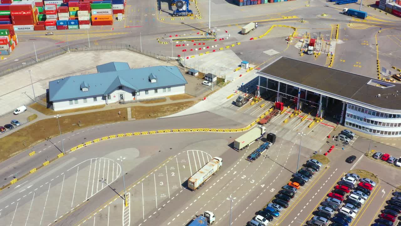 carga de buques de contenedores en el puerto con grúa, buque de contenedores que transporta negocios de importación y exportación de contenedores, logística y transporte, vista aérea desde arriba.