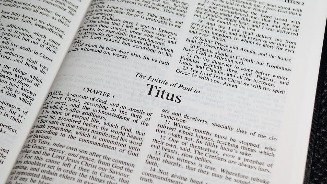 Gros plan sur une page de la Bible qui tourne vers le livre de Tite
