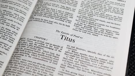 primer plano de la página de la biblia pasando al libro de tito.