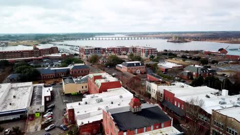 Antena-Alta-Con-Río-De-Fondo-En-New-Bern-Nc,-Carolina-Del-Norte