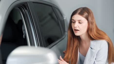 Stilvolle-Junge-Frau-Hält-Ihre-Hand-An-Einem-Neuen-Auto