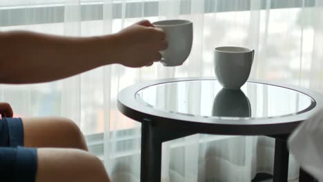테이블에서 차나 커피 한 잔을 손에 들고