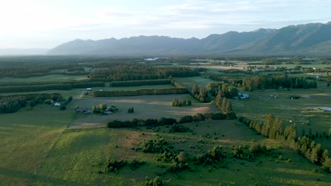 Vista-Aérea-Sobre-El-Exuberante-Paisaje-Verde,-Bigfork,-Montana,-Estados-Unidos