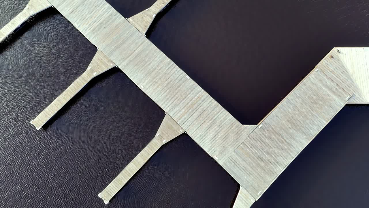 деревянный пирс с несколькими причалами, воздушный вид сверху вниз