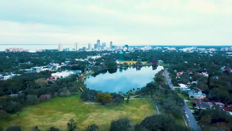 4k-Luftvideo,-Das-Mit-Hoher-Geschwindigkeit-In-Richtung-Innenstadt-Von-St.-Petersburg-über-Den-Crescent-Lake-Park-Fliegt