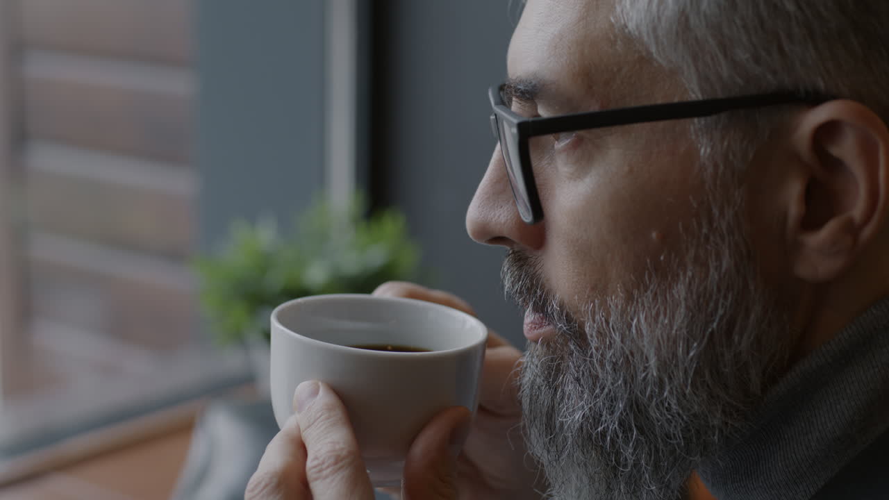 카페에서 커피를 즐기는 남자