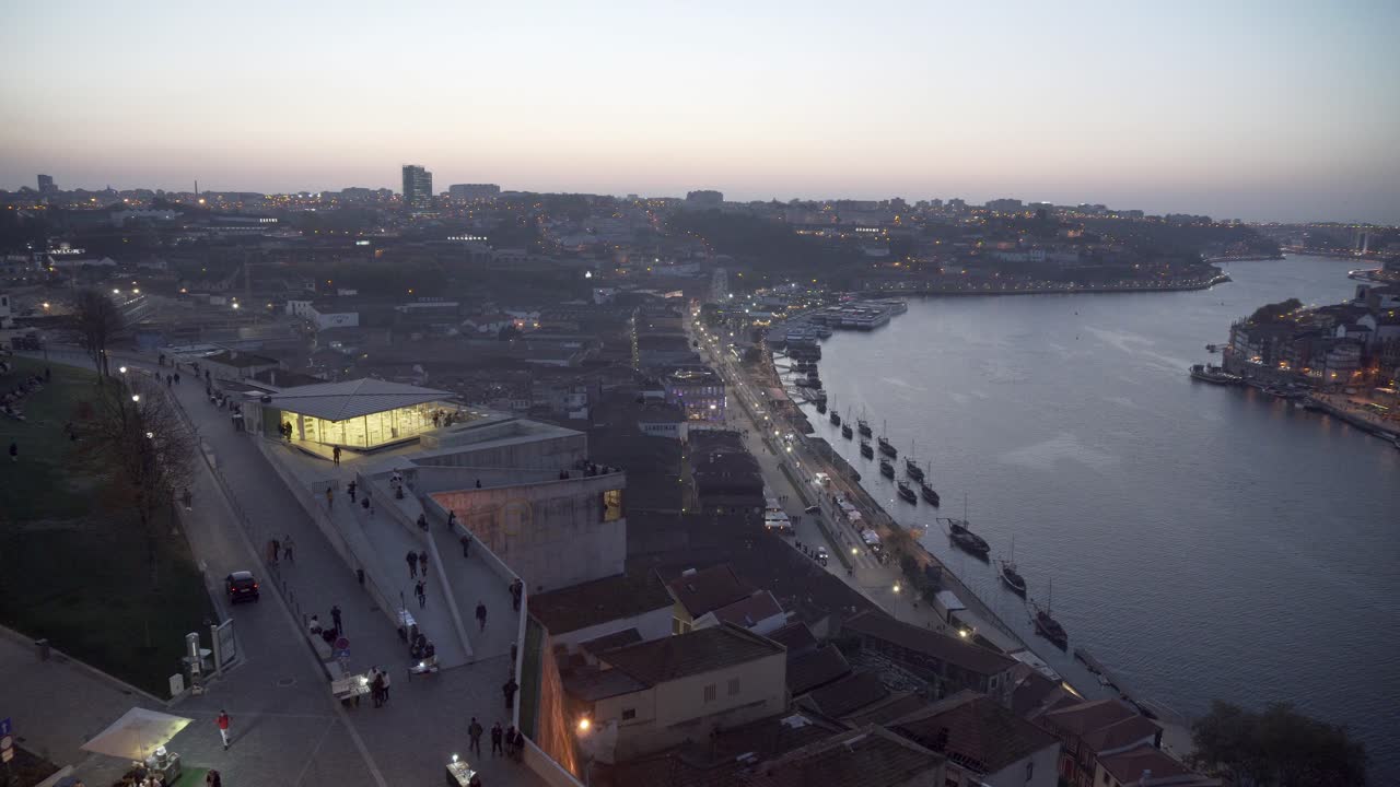 vista panorámica de la ciudad de porto en la noche portugal