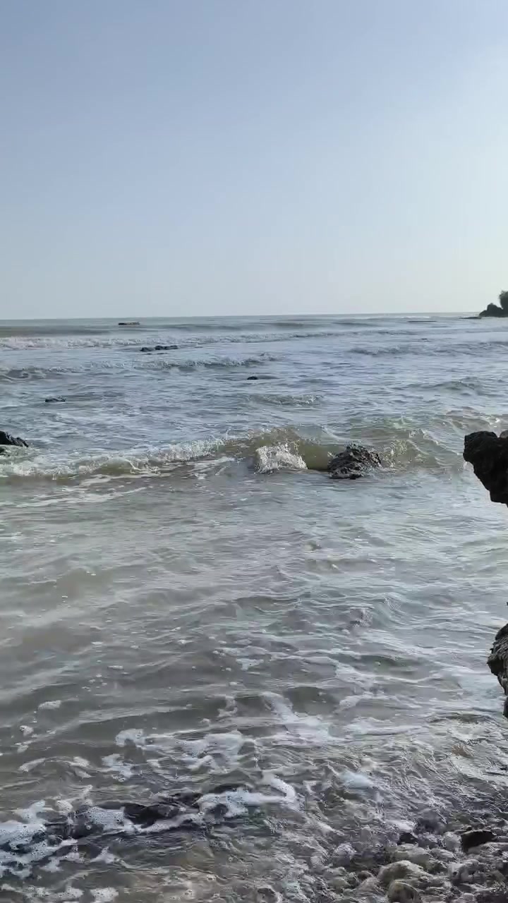 Onde leggere che si infrangono su una spiaggia rocciosa