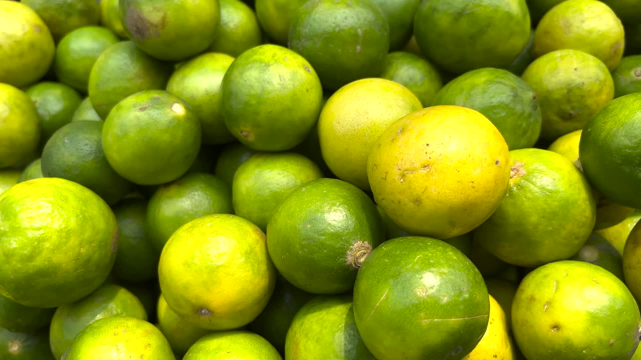 I limoni vengono venduti al mercato