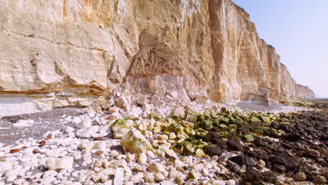 Drohnenaufnahme-Der-Erosion-Der-Küstenklippen,-Südenglische-Küste,-Friedenshafen