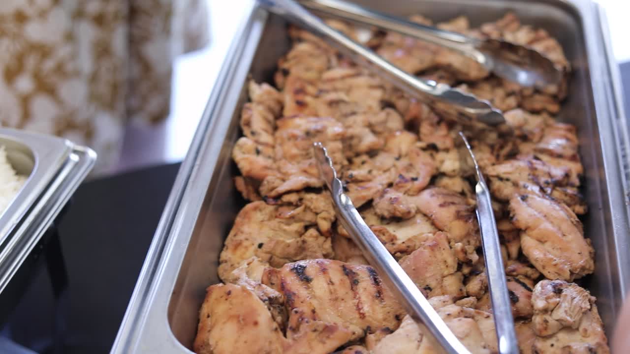 밥과 폴리네시안 데리야끼 치킨 뷔페 음식