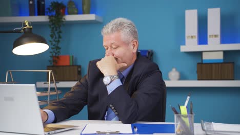 un hombre de negocios infeliz y aburrido.