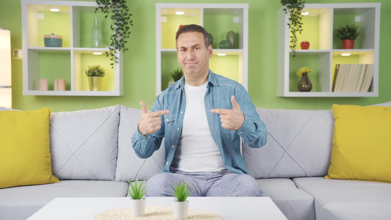 당선되기를 원하는 사람은 내가 여기 있다고 말합니다.