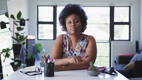 Vlogger-Afroamericana-De-Talla-Grande-Sentada-Usando-Una-Computadora-Portátil-Teniendo-Un-Video-Chat