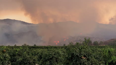 Gran-Desastre-Natural-De-Incendios-Forestales-En-Hemet,-California,-Quema-Una-Gran-Montaña-Con-Un-Helicóptero-Volando-Para-Un-Lanzamiento-Aéreo