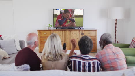 Vídeo-De-Un-Grupo-Diverso-De-Personas-Mayores-Sentadas-En-El-Sofá-Viendo-Un-Partido-De-Fútbol