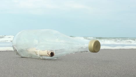 Mensaje-En-Una-Botella-En-La-Playa-De-Arena