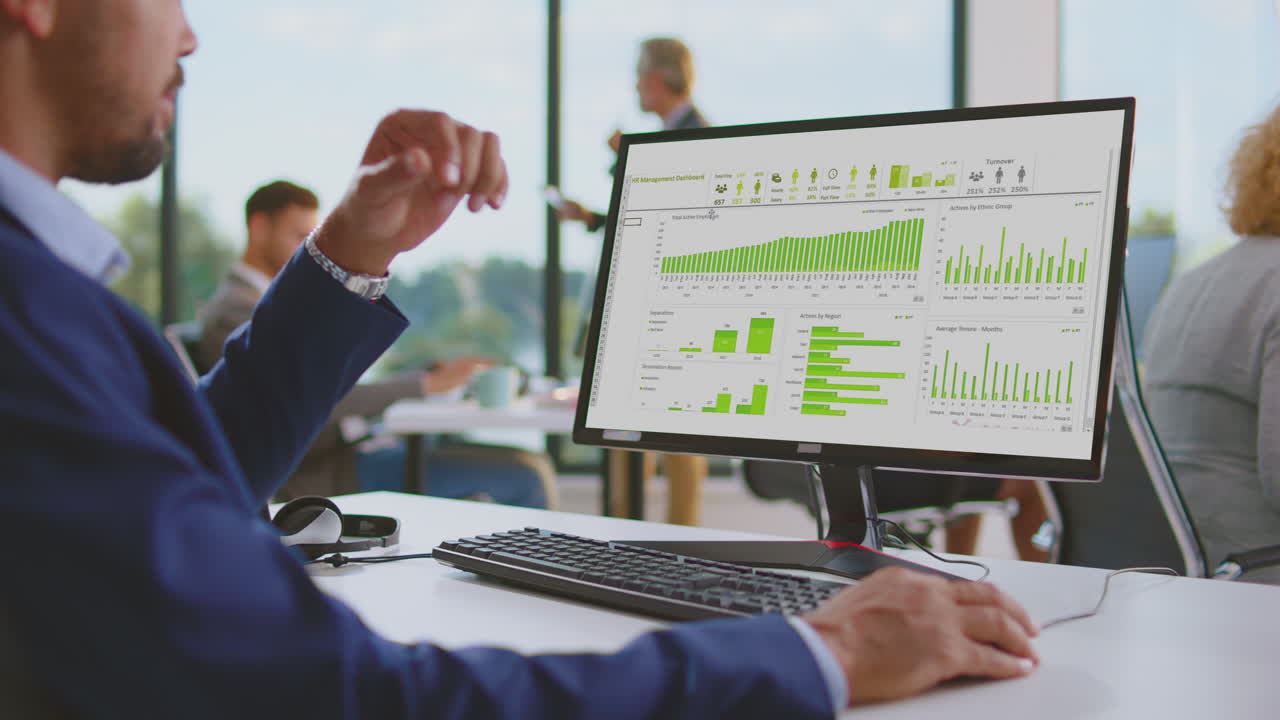 hombres de negocios analizando datos en computadora