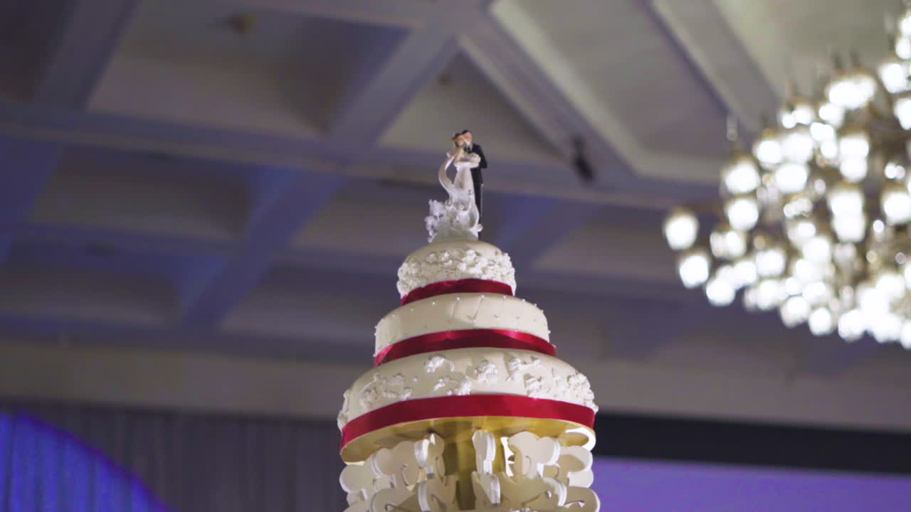 Bride and groom figures on wedding cake