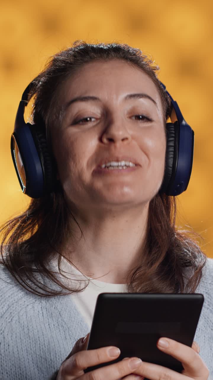 Donna felice che canta e ascolta musica sul tablet