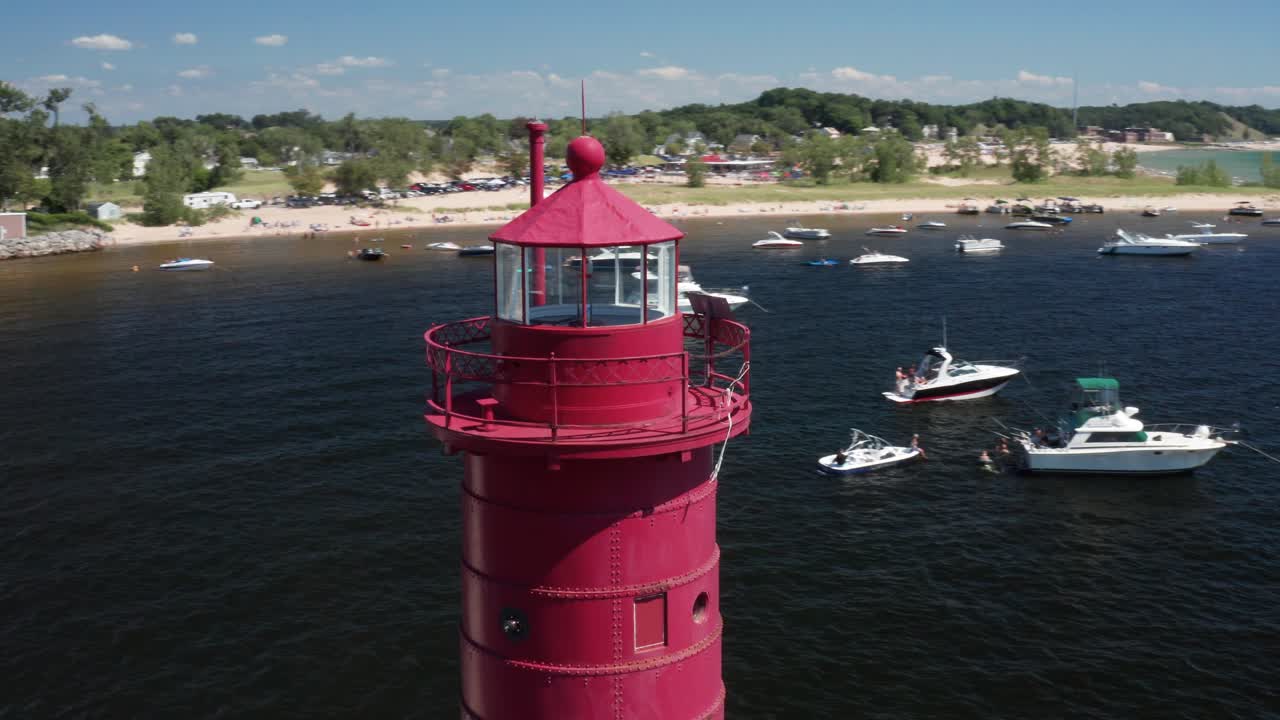 faro de muskegon, michigan con video de un avión no tripulado dando vueltas