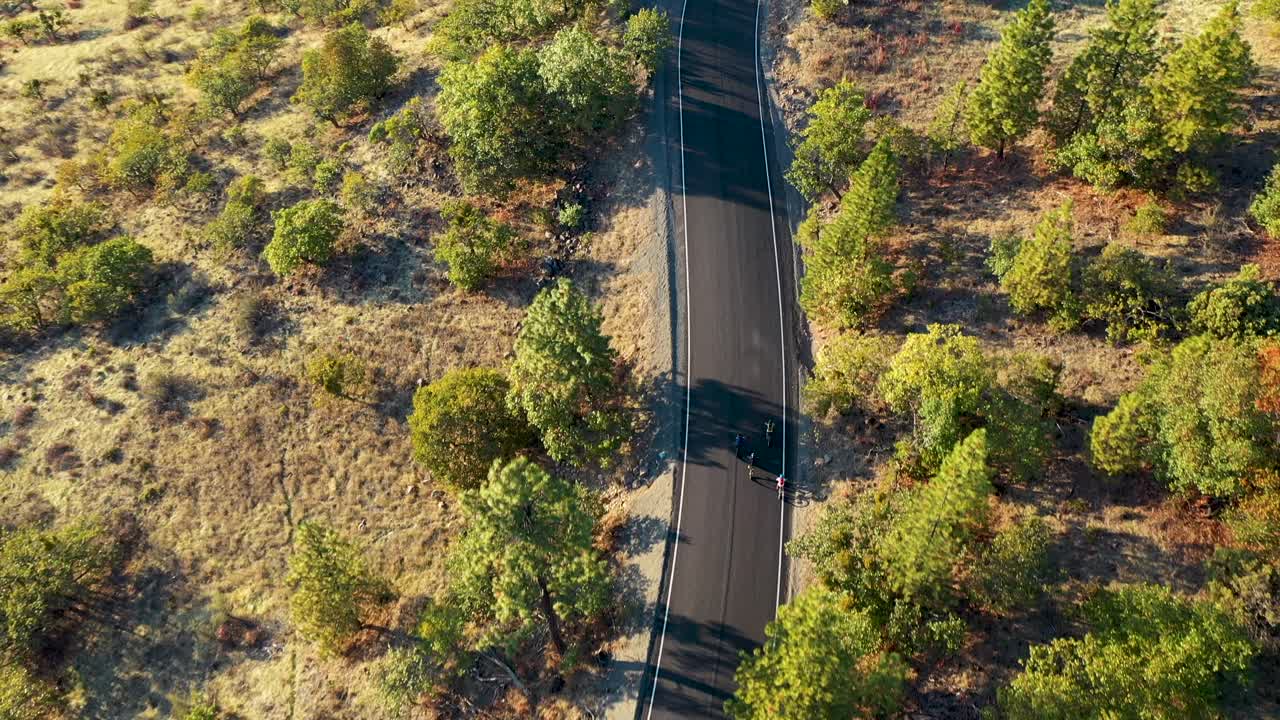 vista aérea de ciclistas de montaña montando en un sendero de grava