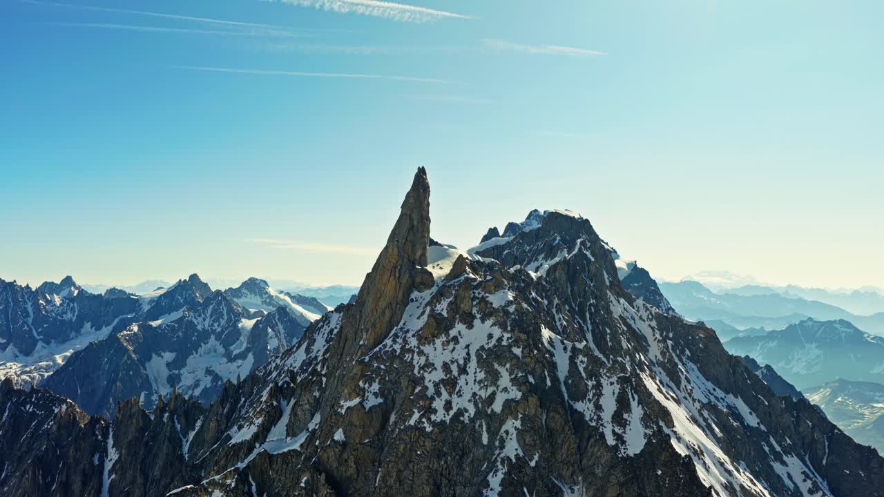 Aérea, Belos Céus Azuis, Montanhas Alpinas Francesas, Picos Acidentados.