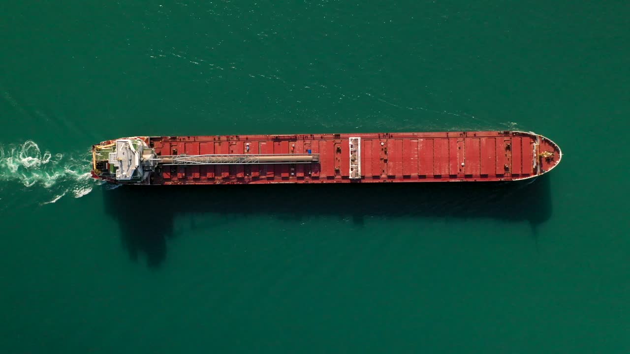 barcos que cruzan aguas abiertas en un día soleado de verano
