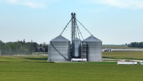 grand ascenseur de grain dans le midwest des états-unis