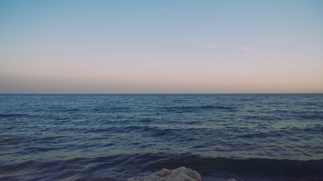 바위 해변에서 편안한 파도