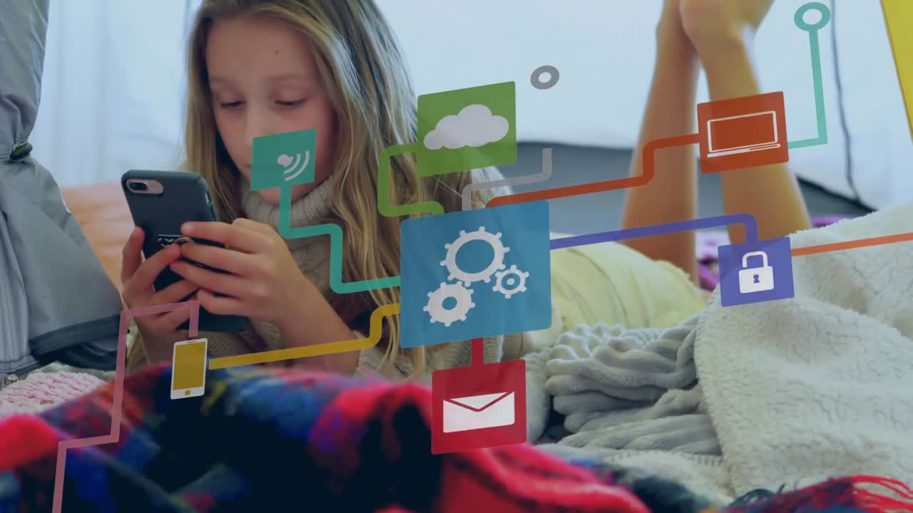 animación del procesamiento de datos sobre una chica caucásica que usa un teléfono inteligente