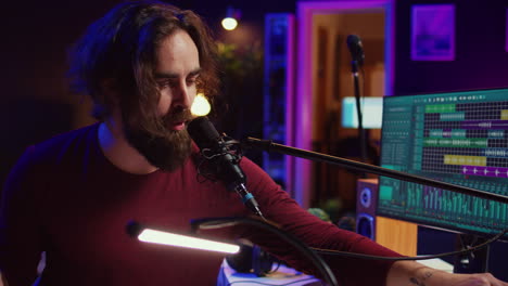 artista cantando una canción en el micrófono y tocando el piano electrónico para crear música