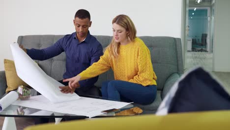 hombre y mujer discutiendo un plan.