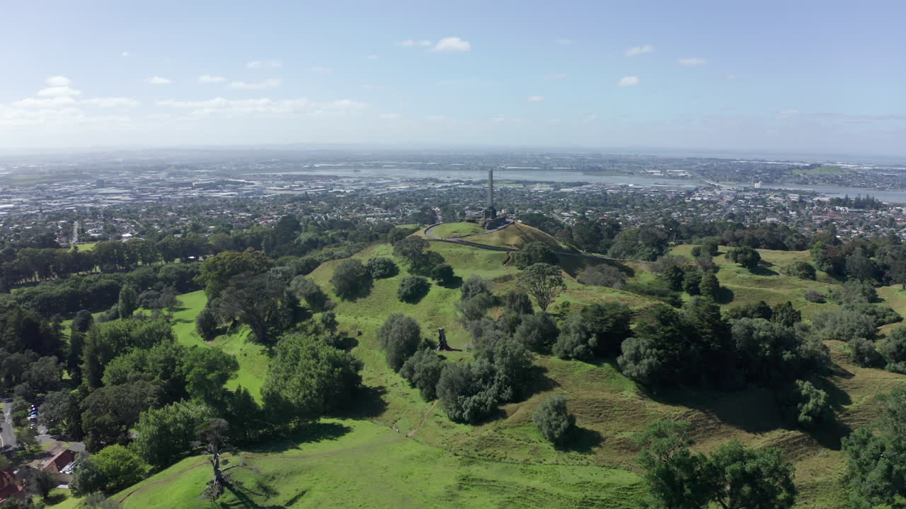 뉴질랜드 오클랜드 근처 엡솜의 콘월 공원에 있는 존 경의 매장지 오벨리스크 기념 공원과 마운가키에키