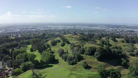 sitio de entierro de sir john obelisk memorial park y maungakiekie en cornwall park en epsom cerca de auckland, nueva zelanda