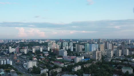 Luftaufnahme-Der-Skyline-Von-Kiew-Am-Frühen-Abend,-Ukraine