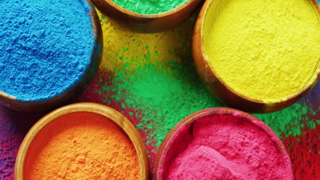 video de primer plano de polvos multicolores en cuencos con espacio de copia en fondo negro